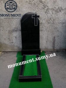 vertikalnui-granitnui-pamyatnik-sumy