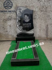 vertikalnui-granitnui-pamyatnik-sumy-3